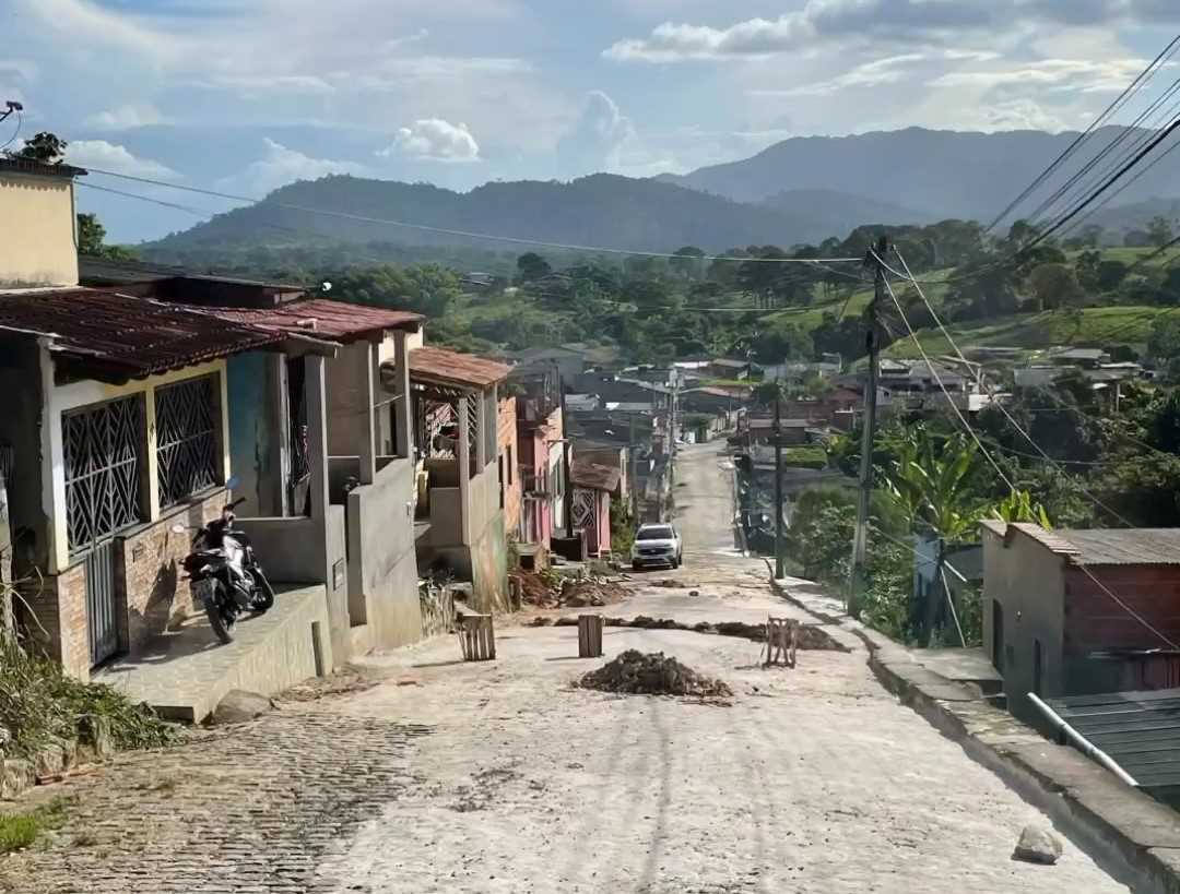 Camacã: Prefeito Paulo do Gás acompanha equipes no trabalho de limpeza e recuperação de ruas